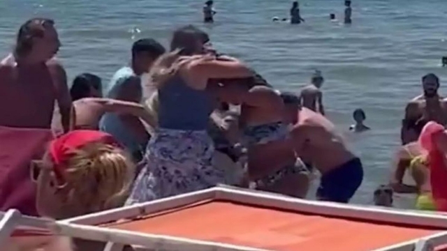 Μπουνιές και κλωτσιές: Γυναίκες μετέτρεψαν την παραλία σε ρινγκ για μια… ξαπλώστρα (video)