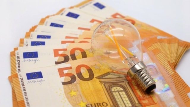 Λογαριασμοί ηλεκτρικού ρεύματος: Έκτακτη εισφορά 10 ευρώ ανά μεγαβατώρα στους ηλεκτροπαραγωγούς