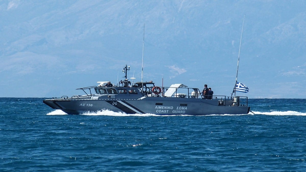 Βυθίζεται ιστιοφόρο στη Σαντορίνη μετά από εισροή υδάτων – Μεγάλη επιχείρηση διάσωσης για το ιδιωτικό σκάφος