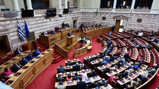Συναγερμός στη Βουλή: Ποιος είναι ο άνθρωπος που λιποθύμησε στην Επιτροπή