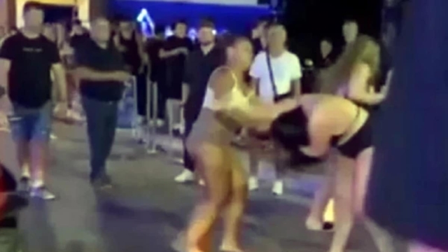 Άγριος καβγάς μεταξύ δύο τουριστριών στα Μάλια: Πιάστηκαν στα χέρια για τα «μάτια» ενός άνδρα