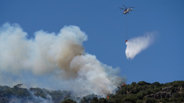 Συναγερμός στο Μαρκόπουλο: Ξέσπασαν δύο ταυτόχρονες φωτιές σε απόσταση 500 μέτρων