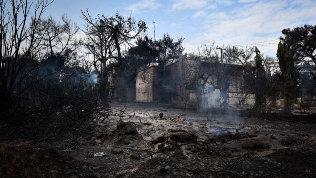 Τραγωδία στο Μάτι: Ανατριχιάζουν οι μαρτυρίες – «Έχασα την κόρη μου 140 βήματα από τη θάλασσα – Δεν έστειλαν καν αρκετούς σάκους για τους νεκρούς»