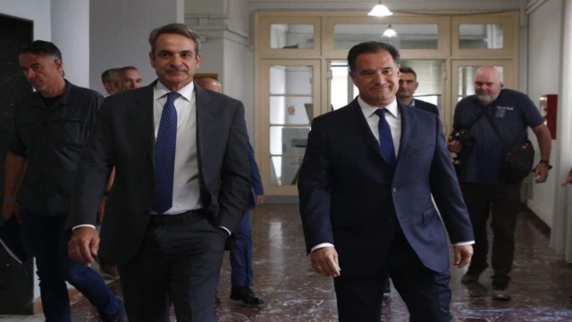Κυριάκος Μητσοτάκης: Στο Υπουργείο Υγείας ο πρωθυπουργός – Η θερμή υποδοχή του και η συνομιλία με τον πρόεδρο της ΠΟΕΔΗΝ