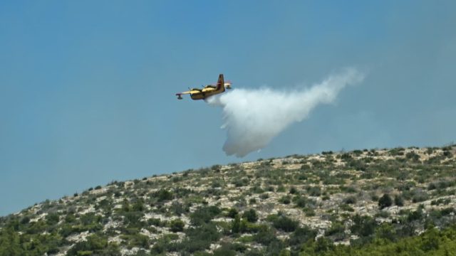 Φωτιά στη Μονεμβασιά: Επιχειρούν και εναέρια μέσα