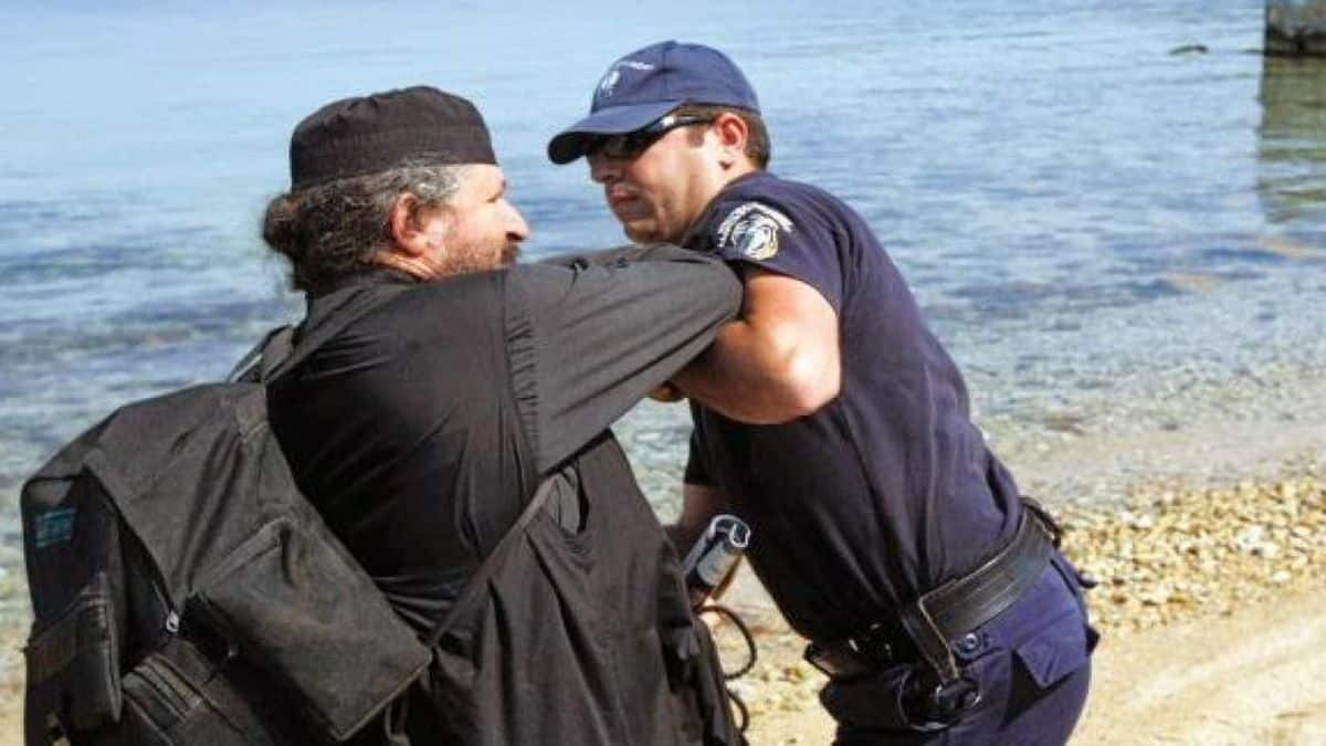 Πολιορκείται από ένοπλες αστυνομικές δυνάμεις η ιστορική Μονή Εσφιγμένου με τους 118 υπέργηρους μοναχούς