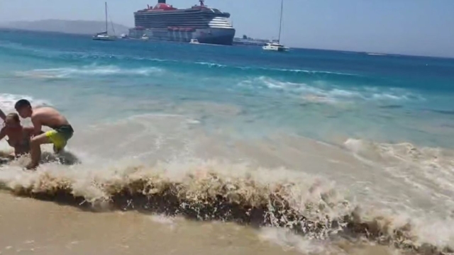 Χαμός στη Μύκονο: Πλοίο προκάλεσε υψηλό κυματισμό – Δύο τραυματίες, συνελήφθη ο πλοίαρχος (video)