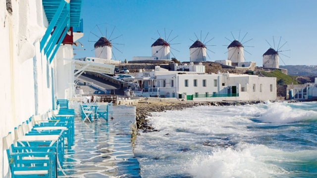 Αναστάτωση σε παραλία της Μυκόνου: Πλοίο «σήκωσε» μεγάλα κύματα τραυματίζοντας δύο λουόμενους