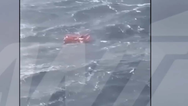 Συγκλονιστική διάσωση ναυαγού ανάμεσα σε Τήνο-Μύκονο: Πάλευε με τα κύματα σε σωστική λέμβο – Τον έσωσε πλοίο της γραμμής (video)