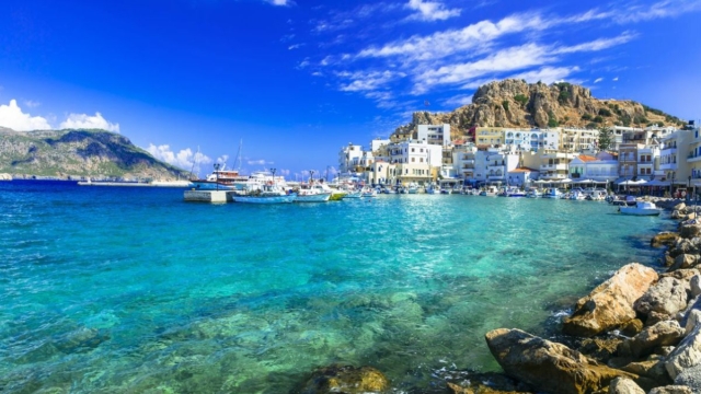 Άγρια ομορφιά με «γαλαζοπράσινες» αγκαλιές: Ένα νησί «διαμάντι» με ερωτεύσιμες παραλίες και διαχρονική μαγεία