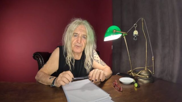 Ο Νίκος Καρβέλας «τα χώνει»: «Η φτώχεια θα θεραπευτεί μόνο αν γκρεμίσουμε τις εκκλησίες…»