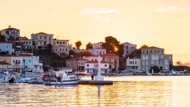 Επίγειος παράδεισος με κρυστάλλινους κολπίσκους: Το νησί των καραβοκύρηδων θα σου κλέψει την καρδιά