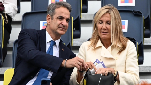 Ολυμπιακοί Αγώνες 2024: Στο Μέγαρο των Ηλυσίων Κυριάκος Μητσοτάκης και Μαρέβα Γκραμπόφσκι – Η υποδοχή από τον Μακρόν (video)