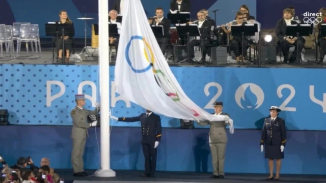 Ολυμπιακοί Αγώνες 2024: Η γκάφα στην τελετή έναρξης που ελάχιστοι αντιλήφθηκαν – «Βλασφημία» για τη σημαία (video)