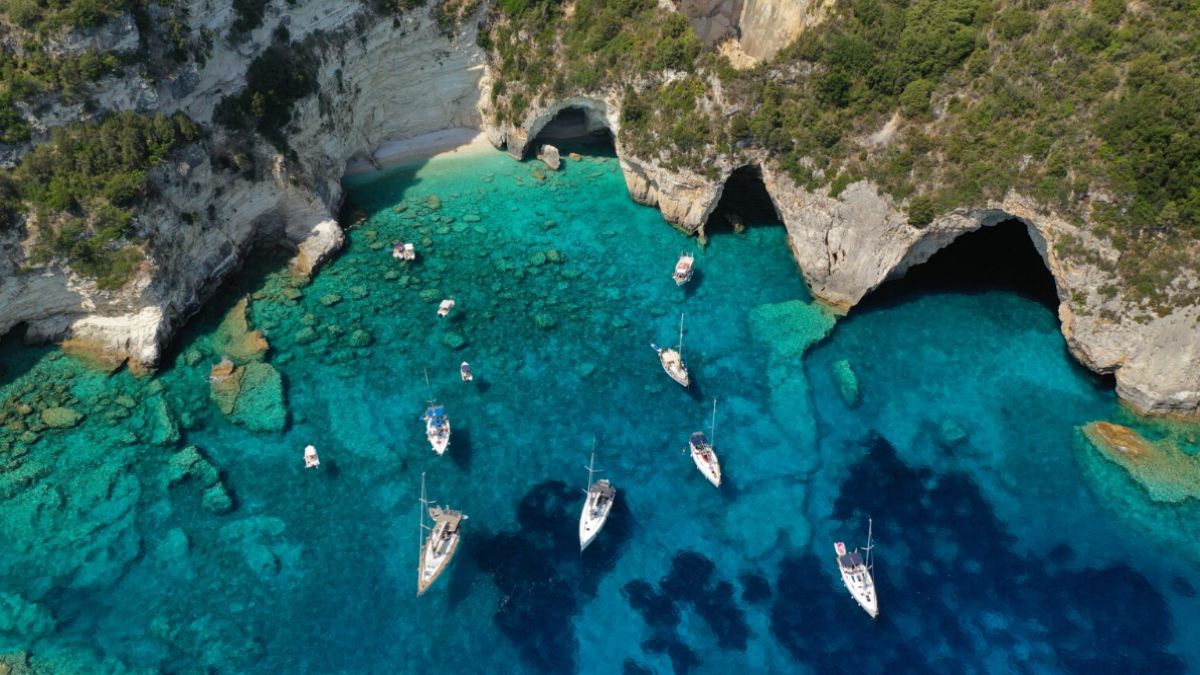 Καταπράσινος παράδεισος με δαντελωτές ακτές και εκτυφλωτικά νερά: Το διαμάντι του Ιονίου περιμένει να σε ξεναγήσει