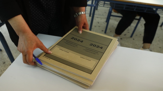 Πανελλαδικές Εξετάσεις 2024: Έπεσαν οι βάσεις στις πιο περιζήτητες Σχολές, ανέβηκαν στις πιο χαμηλόβαθμες