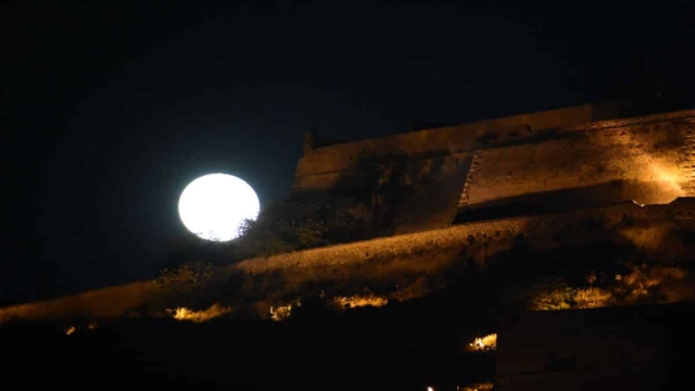 Κοντοζυγώνει η «Πανσέληνος του Ελαφιού»: Ορατή από σήμερα (19/07) στον ουρανό