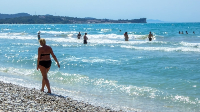 Η φωτογραφία της ημέρας: Για… πολλούς αρχίζουν οι βουτιές!