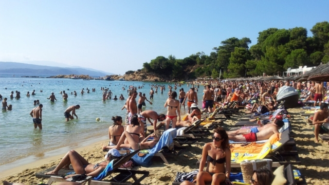 MyCoast: Αμέτρητες καταγγελίες και «ντου» ελεγκτών στις παραλίες – Ποιες έχουν καταπατηθεί από ανθρώπινο χέρι