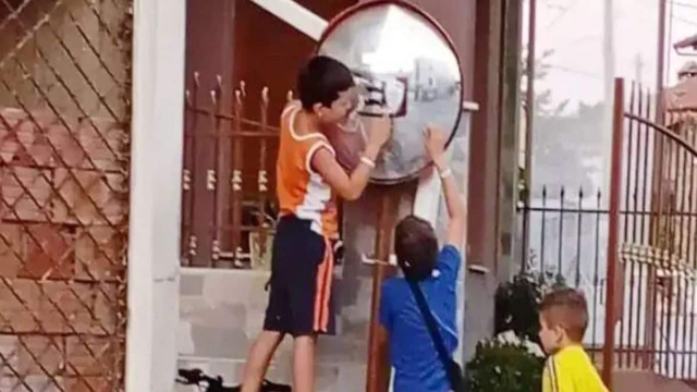 Μία φωτογραφία γεμάτη ελπίδα και αισιοδοξία – Μικρά παιδιά γίνονται παράδειγμα προς μίμηση