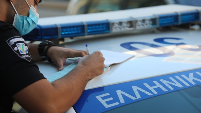 Τι πιο σύνηθες: Πληρώνει πρόστιμο για παράνομο παρκάρισμα με…27 χρόνια καθυστέρηση