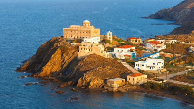 Ένα νησί με αδάμαστη ομορφιά: Γραφικό λιμάνι, παρθένες παραλίες και ασύλληπτη γαλήνη