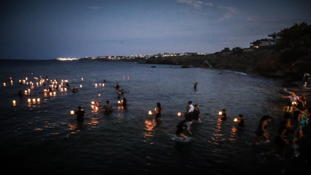 Φονική πυρκαγιά στο Μάτι: Ρίγη συγκίνησης στη «μαύρη» επέτειο 6 χρόνων – 104 φαναράκια στη θάλασσα για τους νεκρούς (video)
