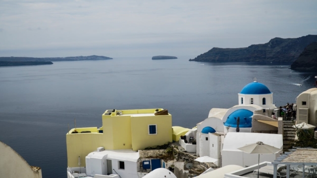 Εξοργιστική ανακοίνωση στη Σαντορίνη: Καλούν τους κατοίκους σε lockdown για να έχουν χώρο οι τουρίστες!