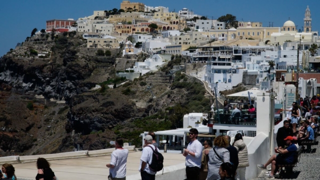 «SOS» με τον υπερτουρισμό στην Σαντορίνη: «Στο όριο της ασφυξίας το πιο ινσταγκραμικό νησί της Ελλάδας»