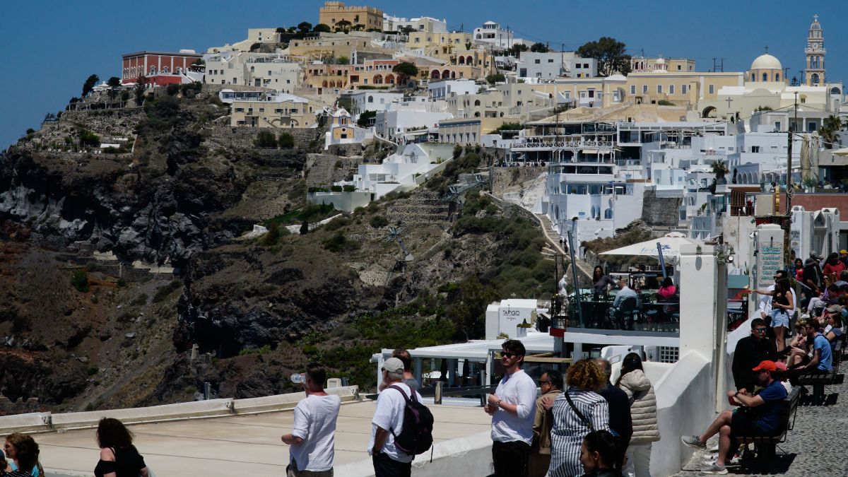 «SOS» με τον υπερτουρισμό στην Σαντορίνη: «Στο όριο της ασφυξίας το πιο ινσταγκραμικό νησί της Ελλάδας»