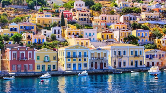 Ένα ονειρεμένο νησί: Πολύχρωμα αρχοντικά, μαγικές παραλίες και ψαρομεζέδες που μένουν αξέχαστοι