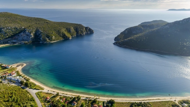 Όλη μέρα χαλάρωση, μπάνια και ηλιοθεραπεία: Η ελληνική ακρογιαλιά ανάμεσα στις 8 πιο ήσυχες παραλίες της Ευρώπης