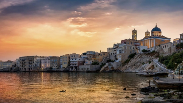 Ένα νησί τέχνη: Καταγάλανα νερά, επιβλητικά αρχοντικά και ένα έδεσμα λουκούμι