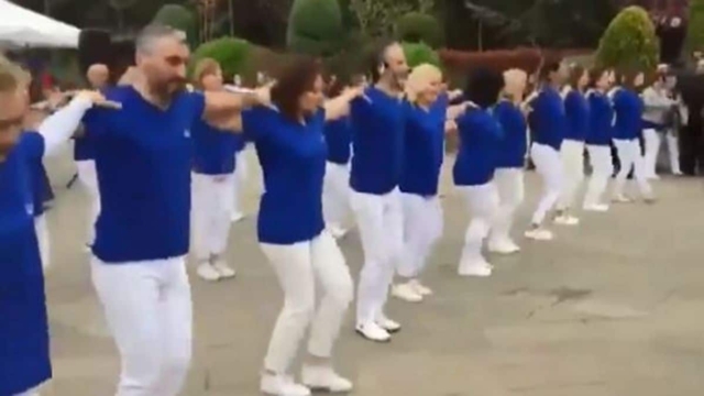 Χόρεψαν συρτάκι στα γαλανόλευκα σε περιοχή της Κωνσταντινούπολη – Αφρισαν από το κακό τους οι Τούρκοι! (video)