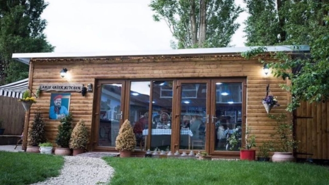 «Lakis Greek Kitchen»: Άνοιξε ελληνική ταβέρνα στον κήπο του σπιτιού του στη Βρετανία στη μνήμη του πατέρα του (photos)