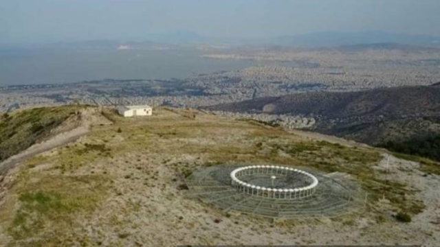 Ποιο είναι το «μάτι της Αττικής»: Η παράξενη εγκατάσταση στην κορυφή του Υμηττού και οι θεωρίες συνωμοσίας (video)