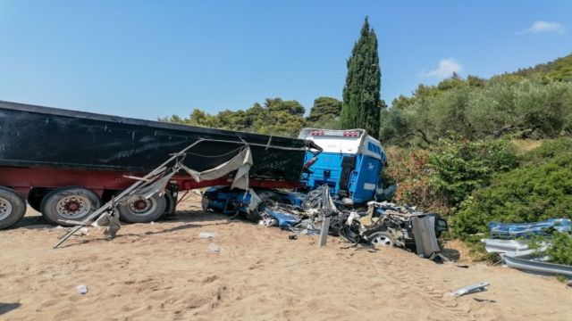 Συγκλονίζουν οι εικόνες από το τροχαίο στη Μεσσηνία: Έκοψαν τις οροφές και ανέσυραν νεκρούς μαμά με το βρέφος της και πατέρα με την κορούλα του (video)