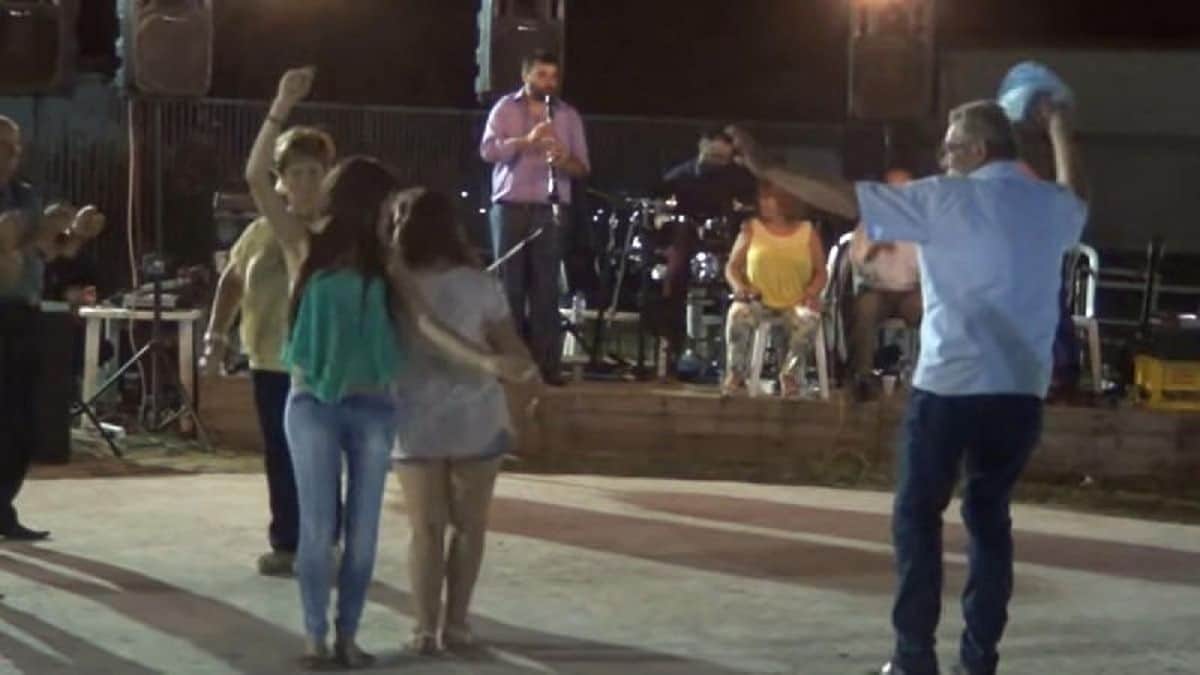 Έγινε όλο το χωριό ένα απέραντο τσιφτετέλι – Μελαχρινή κουκλάρα έκανε την αρχή και ξεσήκωσε τα πλήθη!