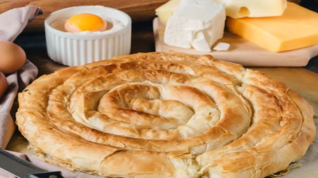 Μια τυρόπιτα στριφτή σκέτη κόλαση: Το μυστικό για αφράτη ζύμη κρύβεται στο ξύδι και σε 1 ακόμα υλικό