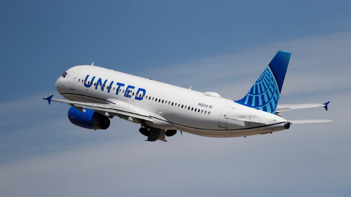 Χάος σε πτήση της United Airlines: Αεροσκάφος προσγειώθηκε εκτάκτως λόγω «βιολογικού κινδύνου» – Ακόμα και το πλήρωμα έκανε εμετό