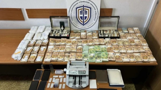 Όλη η δράση της σπείρας με τους δημόσιους υπαλλήλους που εκβίαζαν καταστηματάρχες στην Αθήνα – Πάνω από 700.000 η λεία τους
