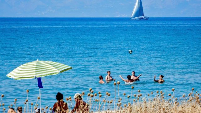 Καιρός σήμερα 14/8: Στα «ύψη» ο υδράργυρος και ισχυροί βοριάδες έως 7 μποφόρ