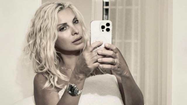 Έχει τρελάνει το Instagram η Ελένη Μενεγάκη: Πόζαρε με σαγιονάρες και ημιδιάφανο πουκάμισο (photo)