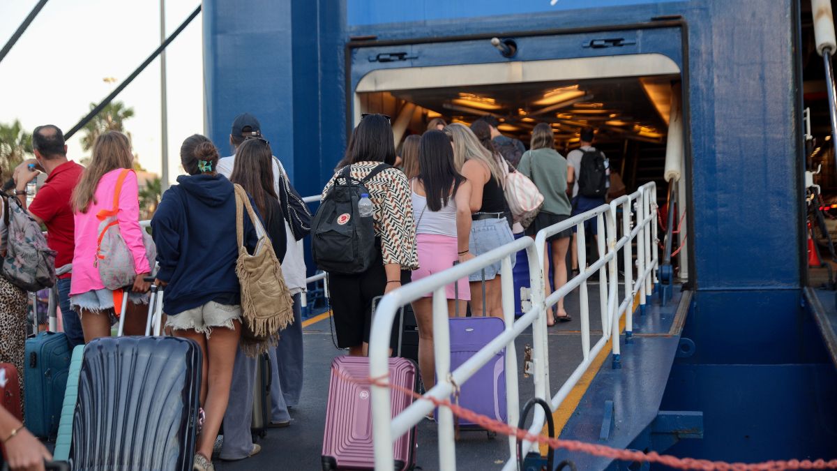 «Βουλιάζουν» οι τουριστικοί προορισμοί από κορωνοϊό: Τι λένε οι ειδικοί για τους εμβολιασμούς – «Πρέπει να ακολουθηθεί εξαμηνιαίο μοντέλο» (video)
