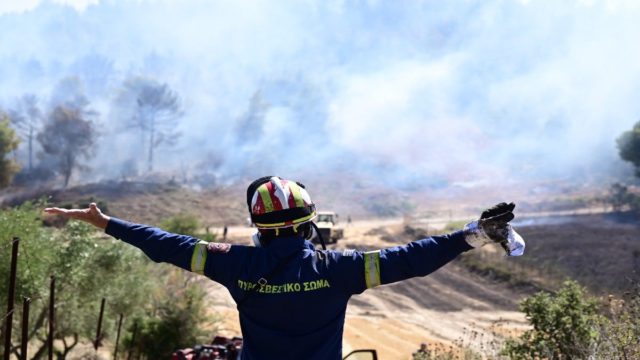 Φωτιά στην Αττική: Καίγονται σπίτια στο Νταού Πεντέλης – Κόσμος προσπαθεί με λάστιχα να σώσει τις περιουσίες του
