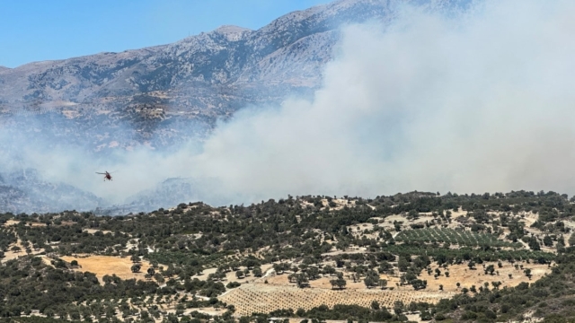 Καλύτερη η εικόνα της φωτιάς στο Ρέθυμνο: Πάνω από 300 πυροσβέστες στη μάχη με τις φλόγες – Προβληματίζουν οι άνεμοι και οι αναζωπυρώσεις (video)