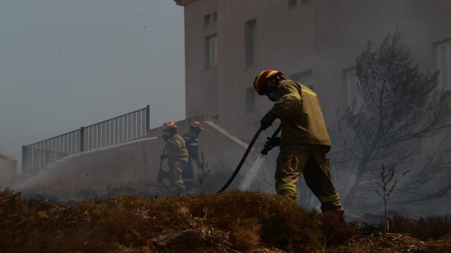 Φωτιά στην Αττική: Στον αστικό ιστό η πυρκαγιά – Μήνυμα από το 112 για εκκένωση Νέας Πεντέλης, Παλαιάς Πεντέλης, Πάτημα Χαλανδρίου, Πάτημα Βριλισσίων