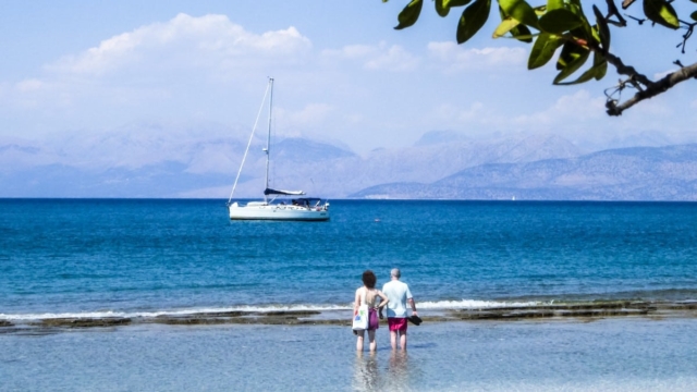 Καιρός σήμερα 9/8: Στα ύψη παραμένει η θερμοκρασία – Eπιμένουν οι καταιγίδες και οι βροχές κατά τόπους