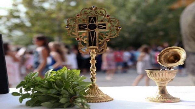 Πότε ανοίγουν τα σχολεία: Τι ώρα ξεκινάει ο αγιασμός