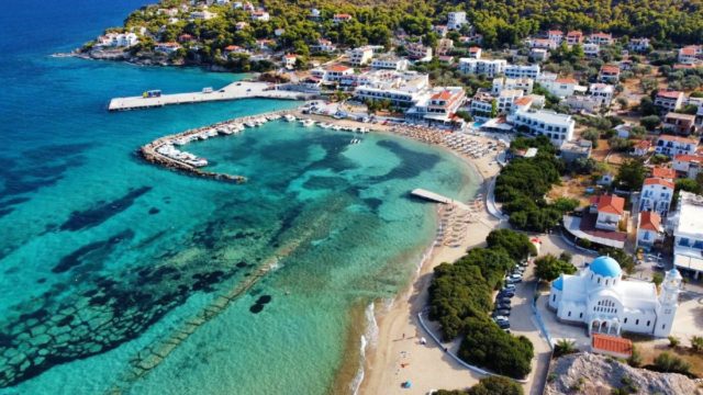 Μια ανάσα από την Αθήνα και κόστος λιγότερο από 20 ευρώ:  Διαμαντένιες παραλίες και ένα τοπίο που κόβει την αναπνοή